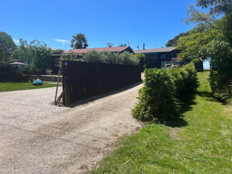 Beachside Gem - Cosy Chalet Parapara Esterno foto
